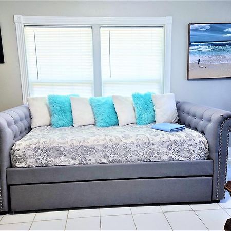 Casaazul-2605A-Couples Retreat By Beach & Pleasure Pier 1 Block Away- 2Bed 2Bath- 7 Minutes To Cruise Terminal Galveston Exterior photo